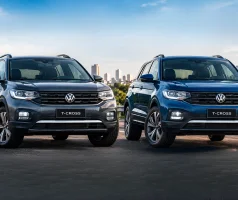 Duas EcoSport de anos próximos podem ter câmbios completamente diferentes por dentro, mesmo parecendo automáticas iguais no anúncio. Até 2017, a EcoSport vinha com o câmbio automatizado de dupla embreagem Powershift (DPS6). A partir de 2018, a Ford substituiu esse sistema por um automático convencional de 6 marchas, depois de anos de reclamações e recalls. Como o Powershift funciona e por que ele deu problema Diferente de um automático convencional, que usa conversor de torque, o Powershift funciona com duas embreagens secas, mais parecido com um câmbio manual automatizado. O defeito crônico mais relatado é a falha na vedação da caixa seca da embreagem, que deixa o fluido da transmissão contaminar o sistema, danificando garfos, rolamentos e podendo travar o câmbio. O problema não afetou só a EcoSport, apareceu também no New Fiesta e no Focus da mesma época. Por que a Ford trocou o sistema Depois de anos de reclamações, recall e o apelido nada gentil de "powershit" entre consumidores brasileiros, a Ford decidiu abandonar o Powershift em todos os seus modelos no mundo, começando pela EcoSport no Brasil. A troca para o automático convencional de 6 marchas resolveu o problema, ao custo de um pouco de eficiência de combustível que o sistema de dupla embreagem oferecia quando funcionava bem. Como saber qual câmbio tem o exemplar que você está de olho O ano de fabricação é o primeiro indicador: a partir de 2018, a EcoSport já vem com o automático convencional. Mas como a transição não foi instantânea em todas as versões e motorizações, o jeito mais seguro é confirmar pelo número de chassi (VIN) ou direto na concessionária. Já detalhamos o passo a passo completo, incluindo os sintomas mais comuns de quem ainda tem o Powershift, no guia Câmbio Powershift ou automático moderno, qual EcoSport usado vale a pena. O que isso muda pra quem está comprando uma EcoSport usada Não significa que toda EcoSport com Powershift vai dar defeito, muitos donos relatam rodar mais de 100 mil km sem problema nenhum. Mas o risco existe e o reparo pode ser caro, então vale pedir o histórico de manutenção do câmbio especificamente antes de fechar negócio, principalmente em exemplares anteriores a 2018. T-Cross 1.4 turbo (150 cv) custa R$ 16.203 a mais que a versão 1.0: vale pagar pelos 22 cv extras?